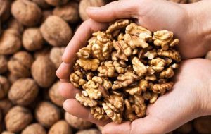 کشف یک تن و ۶۲۰ کیلوگرم مغز گردوی فاقد مجوز حمل در بردسکن